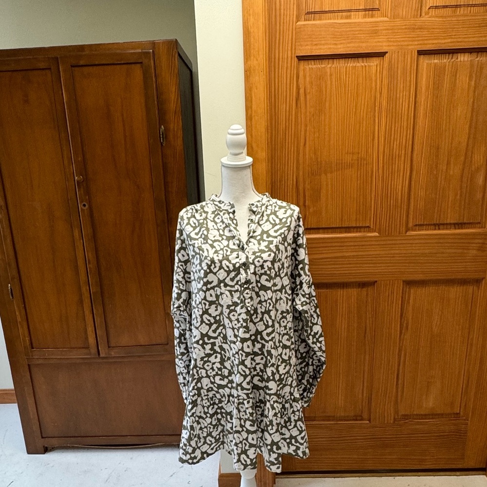 Elizabeth and James floral oversized shirt dress large 28in pit ruffle hem L34in